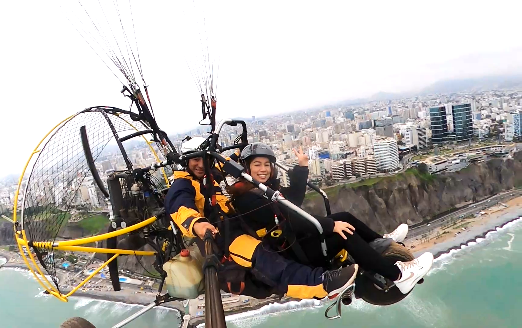 Vuelo en paratrike sobre la Costa Verde de Lima